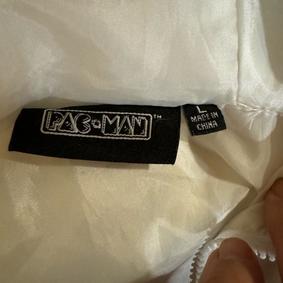 This Pac-Man jacket is a classic pullover windbreaker style. Mens large - Picture 4 of 4